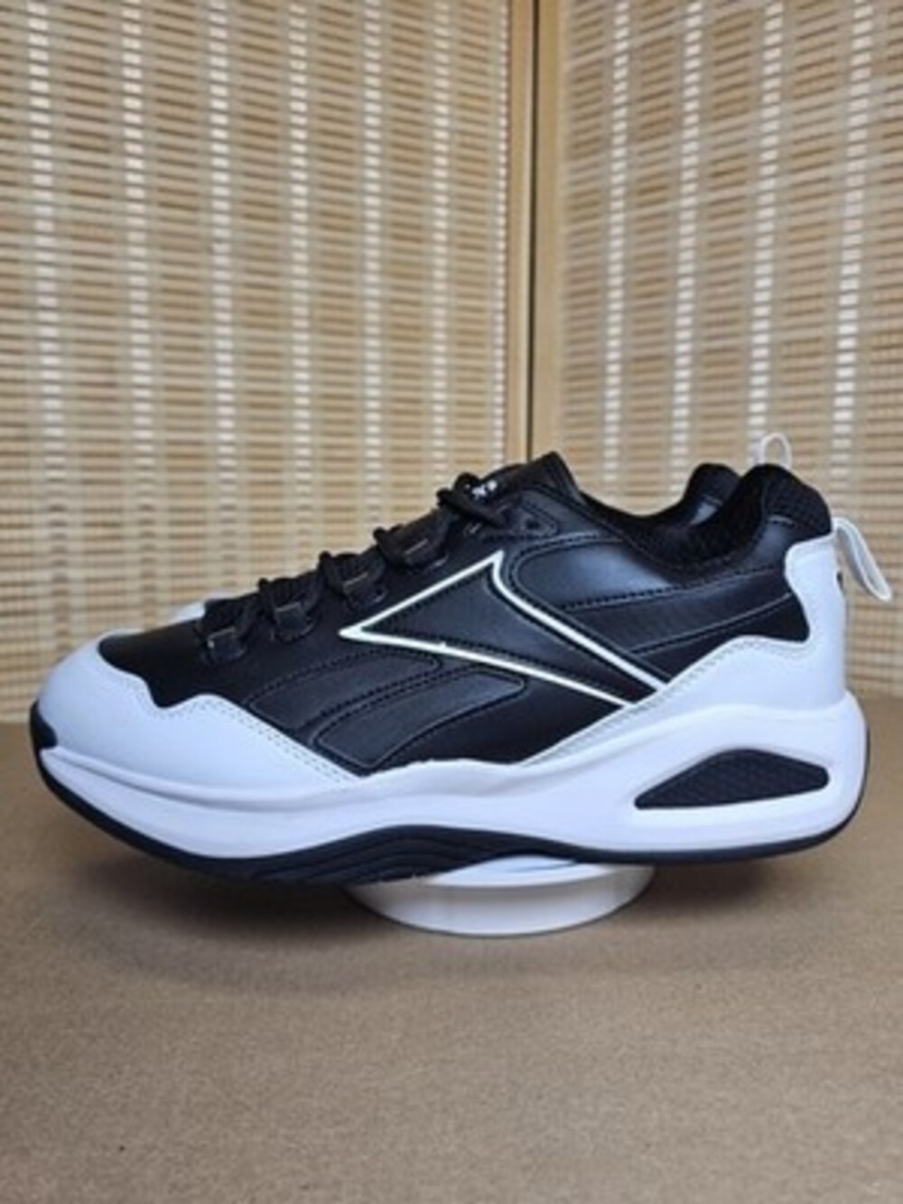 Reebok Men’s Size 12 Black White Chunky Athletic Sneakers New Without Box